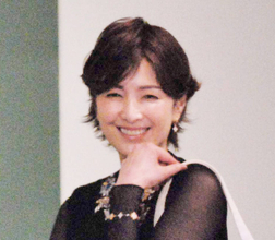 「前髪作りました」吉瀬美智子の前髪ありイメチェンに絶賛の声「カッコ良い」「前髪良き」「今日も本当にお綺麗」