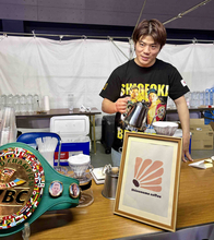 【ボクシング】重岡優大氏が現役最後の世界戦会場でカフェ出店、リングでシャドーボクシング「やばい、マジ試合がしたくなった」