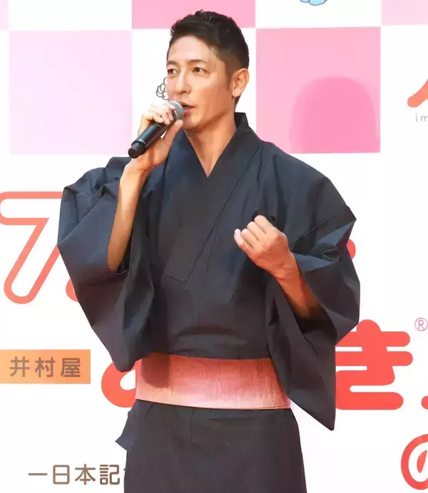 玉木宏、浴衣姿で的当てに挑戦「自然と声が出る。子どもとやっても楽しい」あずきバーのイメージキャラクター