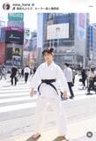 「「日本一強いアナウンサー」がまさかのセーラー服で誕生日を報告　ミニスカでの豪快上段蹴りに「ヤバい」「美脚すぎる」」の画像1