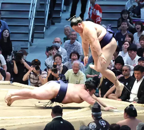 大の里が早くも３敗目　豊昇龍、カド番の琴桜は３勝目　綱取りの霧島は無傷の４連勝　大関復帰を目指す安青錦は初黒星