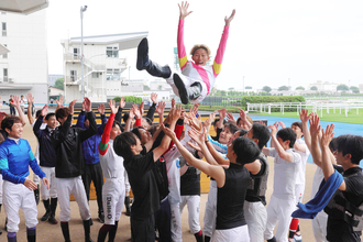 鷲頭虎太騎手のラスト騎乗は１０着「地元の函館でこういう締めくくりをできて良かった」　セレモニーに武豊騎手ら