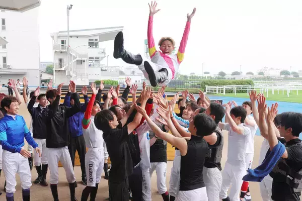 鷲頭虎太騎手のラスト騎乗は１０着「地元の函館でこういう締めくくりをできて良かった」　セレモニーに武豊騎手ら