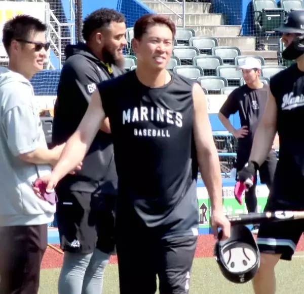 【ロッテ】引退表明の角中勝也が「８番・ＤＨ」でスタメン　第１打席で得点につながる進塁打