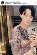 「エーーー！？！？」岡田将生の“タトゥー”姿にネット騒然！「刺激が強すぎます」「美しすぎて」　刺青＆血まみれ姿に衝撃