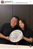 「花田虎上氏の美人妻、誕生日で仲良し夫婦ショット披露！愛娘からのプレゼントにファンももらい泣き「愛情が届いてる証拠」」の画像1