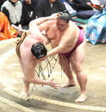 「御嶽海が初白星「苦手な相手に勝てたのはうれしい」　３日目は元大関対決」の画像1