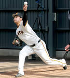 「【巨人】日本ハムから加入の両左腕が新天地でのユニホーム姿披露…宮崎春季キャンプ」の画像1