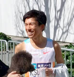「前日本記録保持者の鈴木健吾が日本人２位と健闘　愛妻の一山麻緒さんと愛犬に出迎えられ笑顔…東京マラソン」の画像1