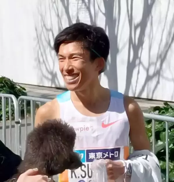 前日本記録保持者の鈴木健吾が日本人２位と健闘　愛妻の一山麻緒さんと愛犬に出迎えられ笑顔…東京マラソン