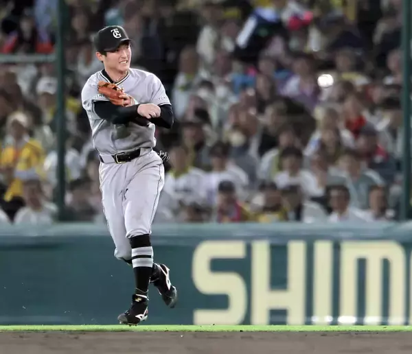 【巨人】浦田俊輔が好守備連発　初回は近本の打球を横っ跳び＆４回は森下の痛烈な当たりをジャンピングキャッチ！