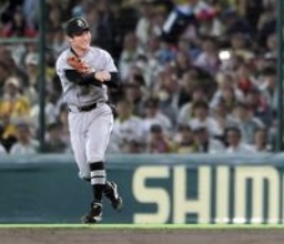 【巨人】浦田俊輔が好守備連発　初回は近本の打球を横っ跳び＆４回は森下の痛烈な当たりをジャンピングキャッチ！