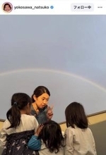 横澤夏子「虹だー」興味津々な娘たちとのショットにほっこり「私も見てました！」「微笑ましい」「幸せな気持ちに」