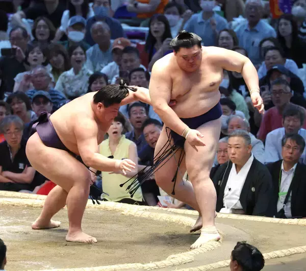 新小結・義ノ富士、またも横綱・大の里を破る　不戦勝を含め４戦全勝　「緊張したけど、深呼吸して落ち着かせた」