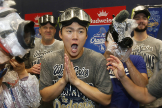 ドジャースが地区優勝、今季初のシャンパンファイト　大谷翔平不在も山本由伸＆佐々木朗希が美酒