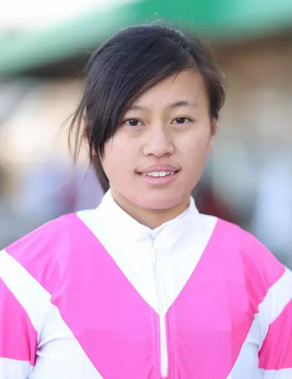 倍以上年齢が離れた記者の肩を“ちょんちょん”　兵庫一の愛され女性騎手・塩津璃菜騎手がＪＲＡデビュー