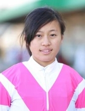 倍以上年齢が離れた記者の肩を“ちょんちょん”　兵庫一の愛され女性騎手・塩津璃菜騎手がＪＲＡデビュー