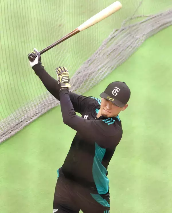 【巨人】吉川尚輝がブルージェイズに入団の岡本和真から連絡を受けて祝福「頑張ってほしいです」