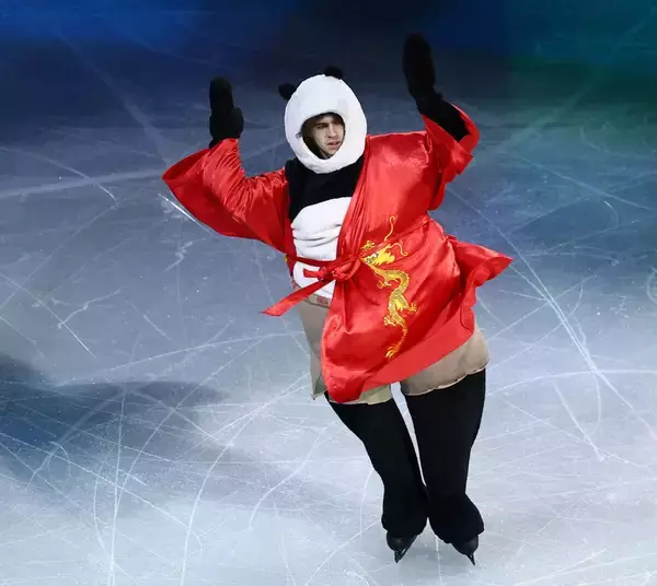 【五輪】男子の五輪新王者シャイドロフ、パンダの着ぐるみ姿で驚異の３回転トウループ！　カンフー・パンダは「僕のヒーロー」　ジャッキ―・チェンもパンダを持ってお出迎え
