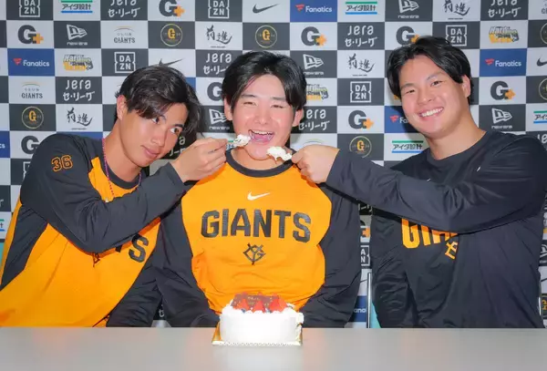 【巨人】ドラ１竹丸和幸が２４歳の誓い　ドラフト同期からケーキを“あーん”