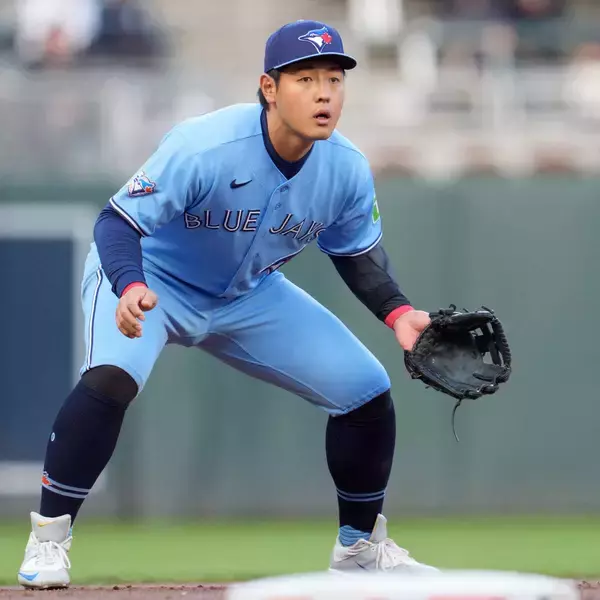 岡本和真、村上宗隆の“ライバル”の打球を好捕→素早い送球で併殺完成　エース右腕も現地実況も大興奮　攻守で躍動