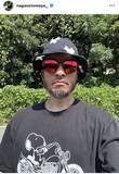 「ＴＯＫＩＯ解散から１年…長瀬智也のワイルドなヒゲに注目！サングラスにバケットハットを合わせた最新ショット披露」の画像1