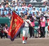 「【甲子園】智弁和歌山・背番号１０の松本主将　魂のバントから逆転　キャンプテン辞任騒動、腰の手術を経て深紅の大優勝旗を握りしめる」の画像1