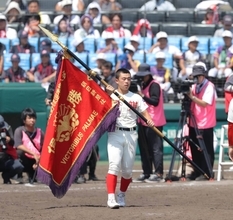 【甲子園】智弁和歌山・背番号１０の松本主将　魂のバントから逆転　キャンプテン辞任騒動、腰の手術を経て深紅の大優勝旗を握りしめる