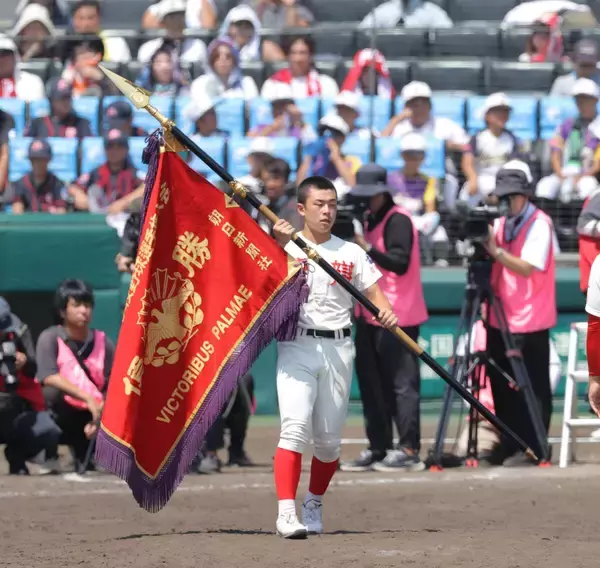 【甲子園】智弁和歌山・背番号１０の松本主将　魂のバントから逆転　キャンプテン辞任騒動、腰の手術を経て深紅の大優勝旗を握りしめる