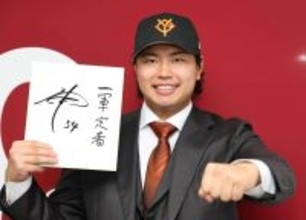 巨人色ネクタイで登場の松浦慶斗「右の瑛斗、左の慶斗と言われるように」…現役ドラフトで日本ハムから入団