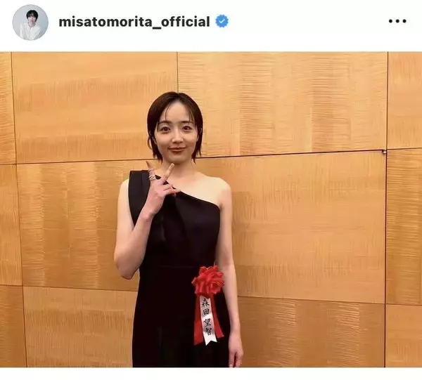 森田望智、ワンショルダーのドレスショットに「本当に美しすぎます」「綺麗」の声