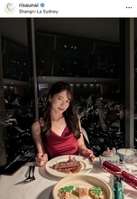 ３月にＴＢＳ退社の宇内梨沙アナ、豪州で結婚記念日＆クリスマス　美デコルテのドレス姿に「めっちゃ似合ってます」