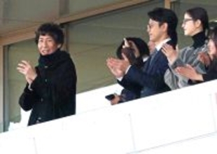 有馬記念を妻夫木聡と松本若菜が生観戦！「ザ・ロイヤルファミリー」原作者・早見和真氏「手痛く負けたときこそ…」