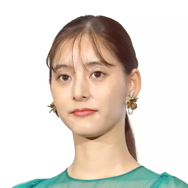 生放送の新木優子　スケすぎ衣装で「歌が入ってこない」全身ショット「隣に並びたくない」「異次元」