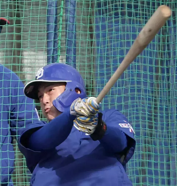 【中日】石川昂弥が打撃練習でサク越え４連発　大谷翔平より先に観客から拍手をもらい「気まずい…」と照れ笑い