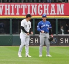 岡本和真と村上宗隆がハグ＆談笑　メジャーで対決が実現　ともに４番でスタメン出場