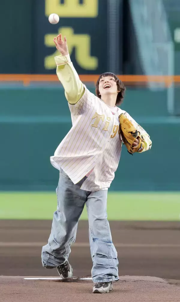 【阪神】兵庫・西宮市出身の歌手あいみょん、始球式“凱旋登板”で甲子園開幕戦を彩る　ノーバウンドに安どの表情