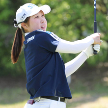 【女子ゴルフ】荒木優奈が１番から６連続を含む９バーディーで大会コース記録の６３！　２５位から首位でホールアウト