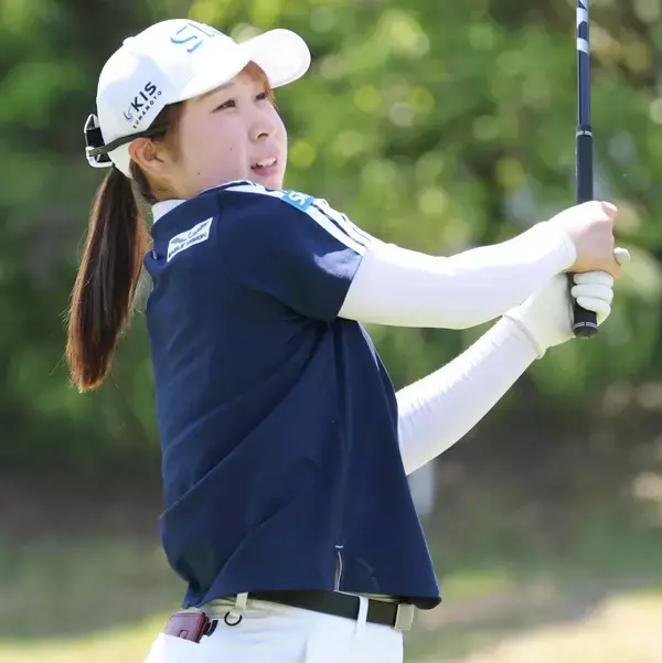 【女子ゴルフ】荒木優奈が１番から６連続を含む９バーディーで大会コース記録の６３！　２５位から首位でホールアウト