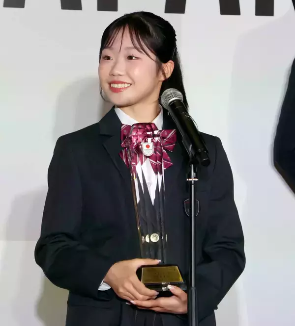 【フィギュア】中井亜美、Ｗ杯に感化「友達とサッカーにはまっています」　バスケ観戦も趣味で「氷上でできたら」…ＪＯＣ表彰式