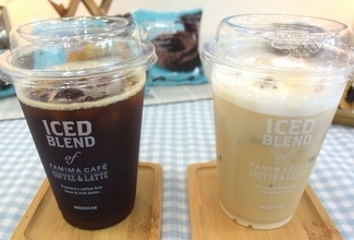 ファミマカフェ「アイスコーヒー」「アイスカフェラテ」3回目刷新でコク×スッキリ後味、Lサイズ回数券やコーヒードーナツ・コーヒーフィナンシェなど発売も/ファミリーマート
