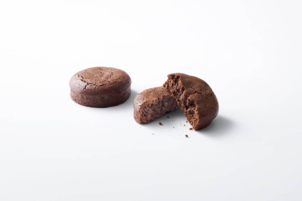 通常の約24倍!治一郎の「クラシック･ガトーショコラ」がBIGサイズに/外はさっくりと香ばしく、中はしっとりとした口どけ