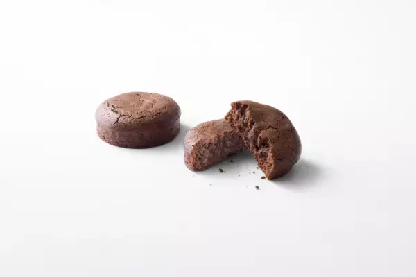 「通常の約24倍!治一郎の「クラシック･ガトーショコラ」がBIGサイズに/外はさっくりと香ばしく、中はしっとりとした口どけ」の画像