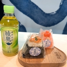 「綾鷹」2025年販売数量が過去最高、おにぎりとの連携継続し東京・大手町で提案拡張/コカ・コーラシステム