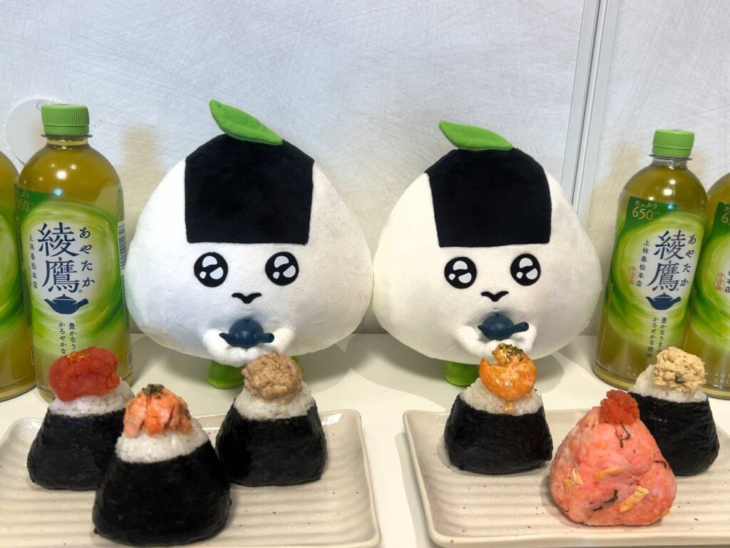 「綾鷹」2025年販売数量が過去最高、おにぎりとの連携継続し東京・大手町で提案拡張/コカ・コーラシステム