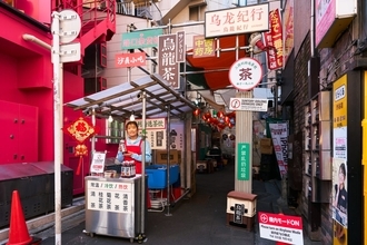 サントリー烏龍茶45周年、渋谷に「異国旅」を再現　若年層を起点に飲用促進