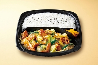 オリジン「牛ホルモンのピリ辛味噌炒め弁当」発売、野菜1日に必要な量の半分を使用