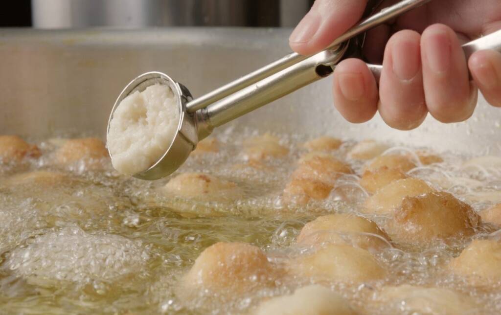 【丸亀製麺】チョコづくしの「丸亀うどーなつ」新発売、チョコを練り込んだ生地×チョコソース×チョコパウダー