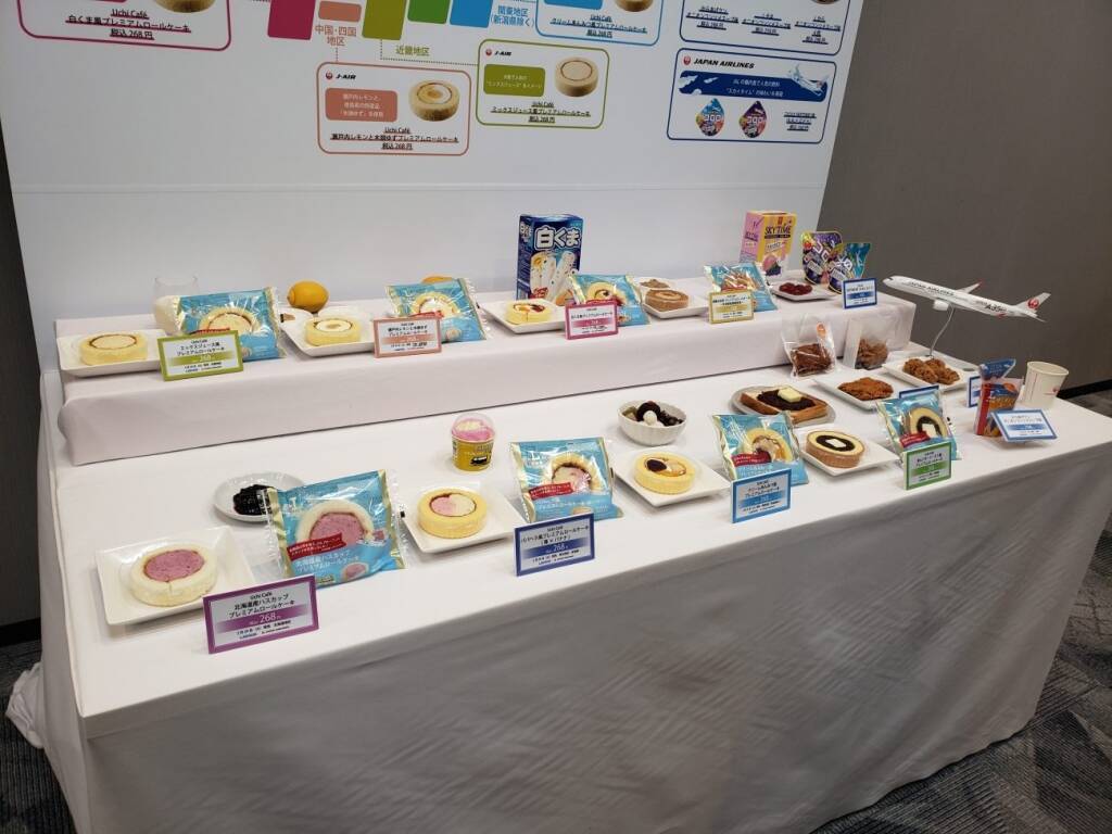 ローソン、JALとコラボ 地域限定の「プレミアムロールケーキ」など12品を発売