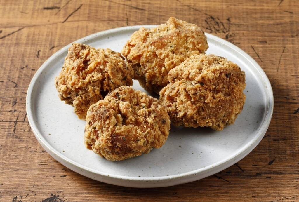 ローソン、JALとコラボ 地域限定の「プレミアムロールケーキ」など12品を発売